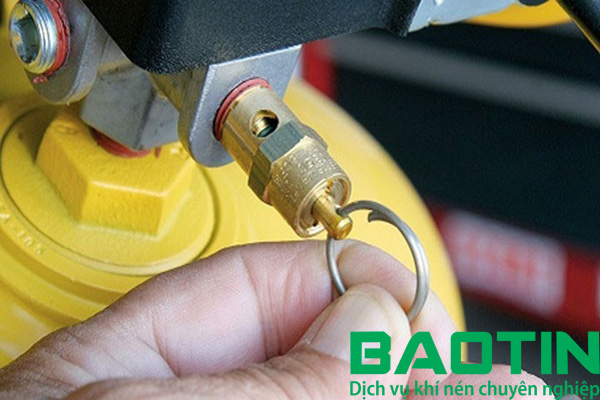Cách điều chỉnh van an toàn máy nén khí